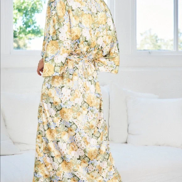 Gorgeous Floral kimono style Dress - Picture 3 of 7